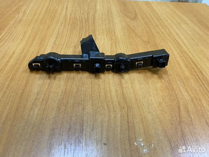 Кронштейн бампера передний левый на Nissan