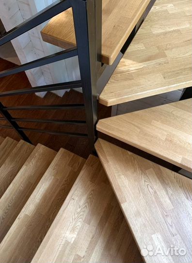 Лестница на металлокаркасе на центральном косоуре