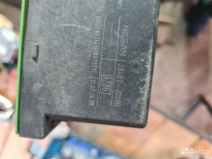 Блок предохранителей под капот Nissan Qashqai J10