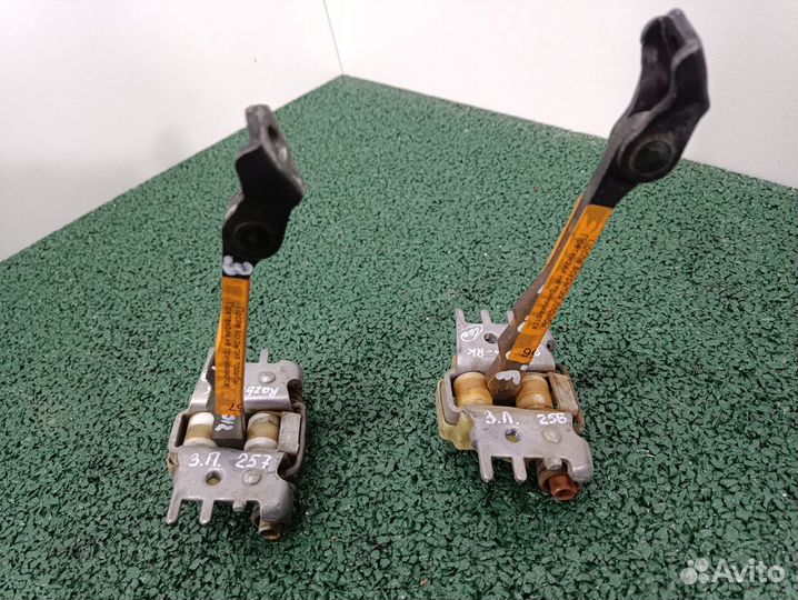 Ограничитель задней двери Renault Fluence