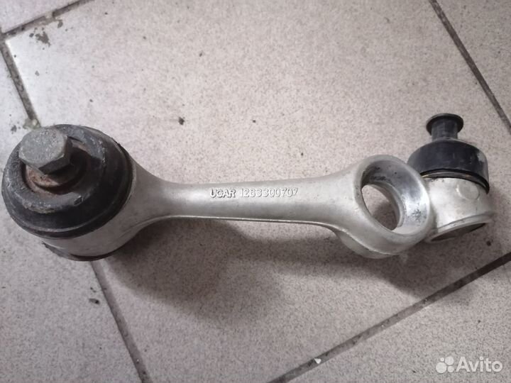 Рычаг передний подвески правый Mercedes W126