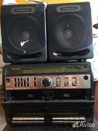 Кассетный магнитофон и зарядные устройства