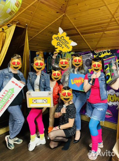 Реквизит и банер для вечеринки 90-х