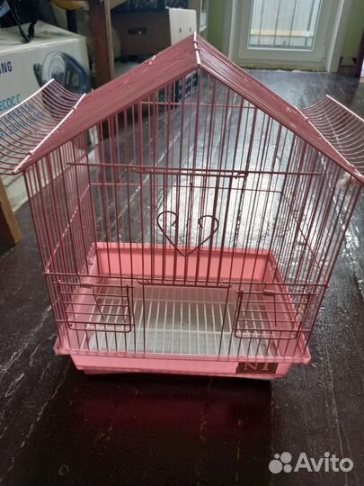 Волнистый попугай с клеткой