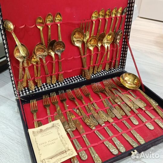 Набор золотых столовых приборов