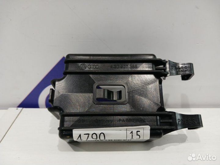 Кронштейн блока управления Audi