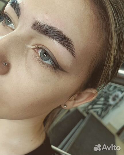 Модель на брови