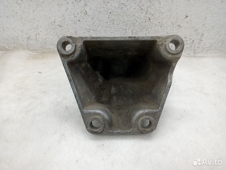 Кронштейн двигателя audi A6 C5 Правый