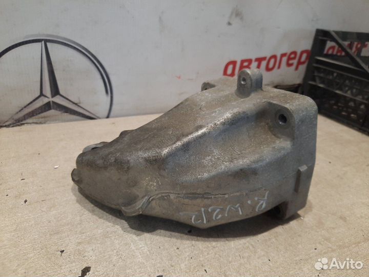Кронштейн двигателя правый Mercedes E350 W212