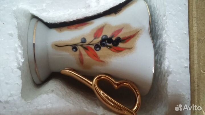 Керамические банки, чашки и блюдца