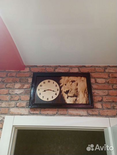 Часы на дереве