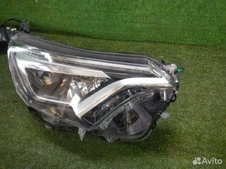 Фара правая Toyota RAV4