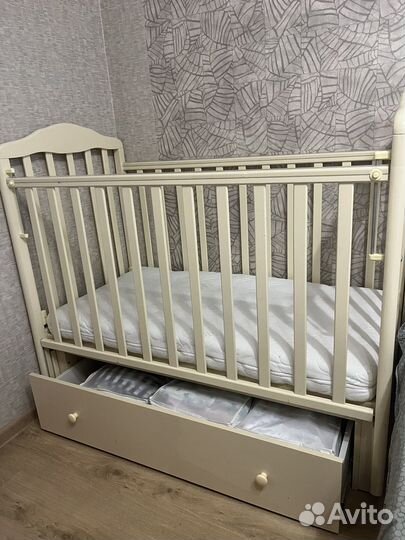 Детская кроватка с маятником и ящиком