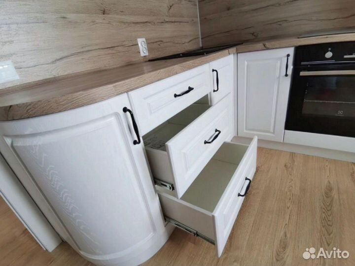 Кухня угловая,белая на заказ