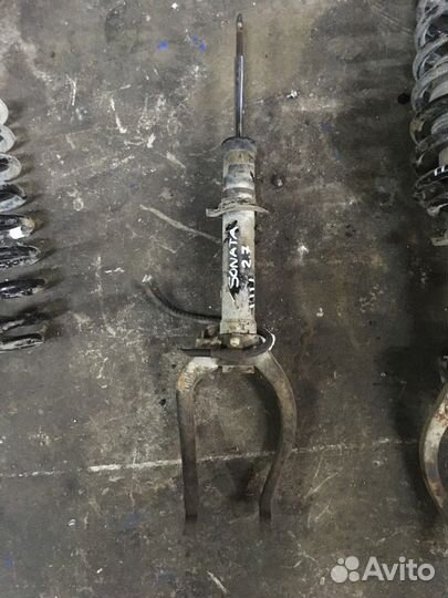 Амортизатор передний правый с кулаком
