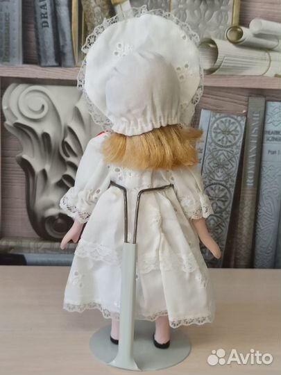 Куколка фарфоровая