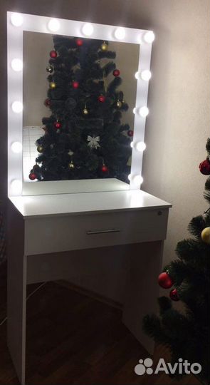 Макияжный стол