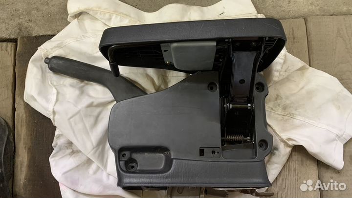 Столик между сиденьями