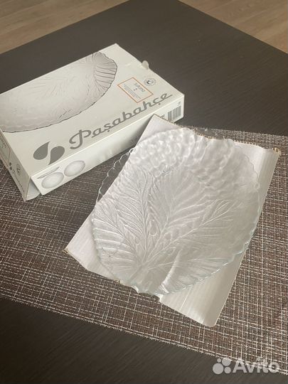 Стеклянные тарелки новые комплект