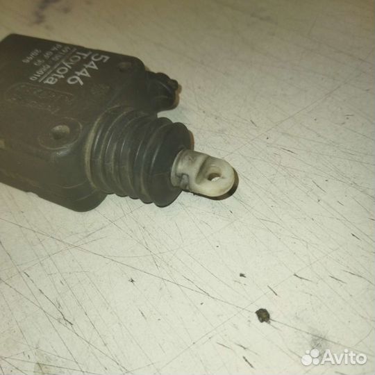 Активатор замка багажника Toyota Avensis 1