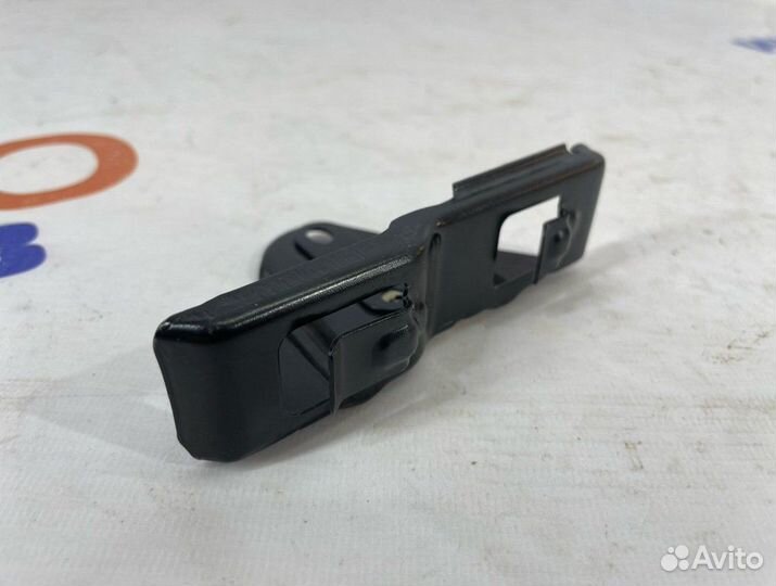 Кронштейн бампера передний правый Toyota Avensis