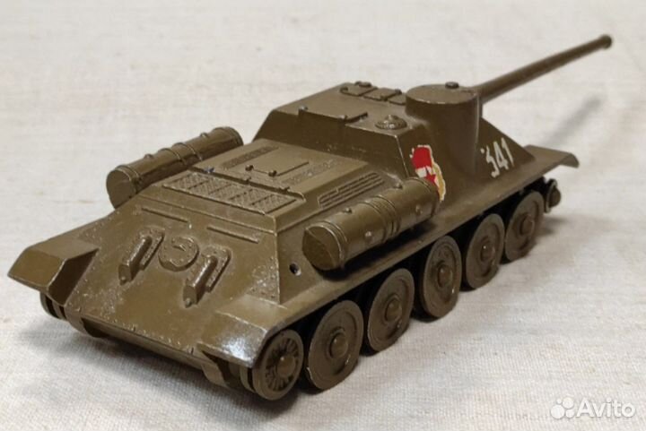 Игрушечный танк 