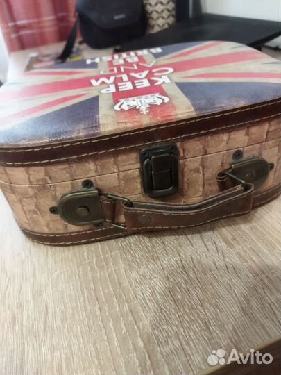 Чемодан декоративный