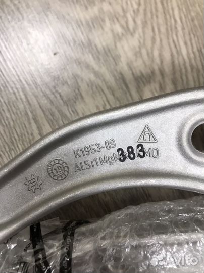 Рычаг верхний VAG 7P0407021