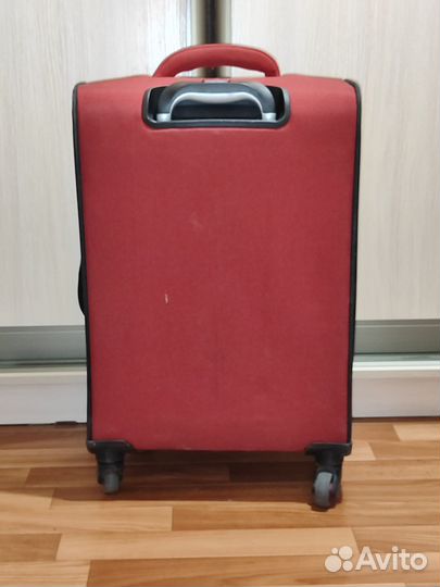 Чемодан на колесах среднего размера