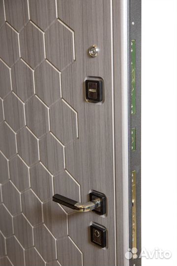 Дверь входная с зеркалом