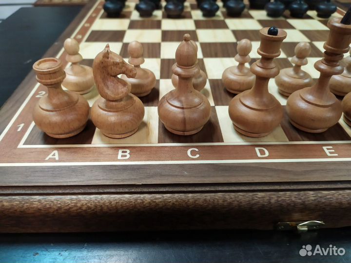 Шахматы бочонки на доске из ореха