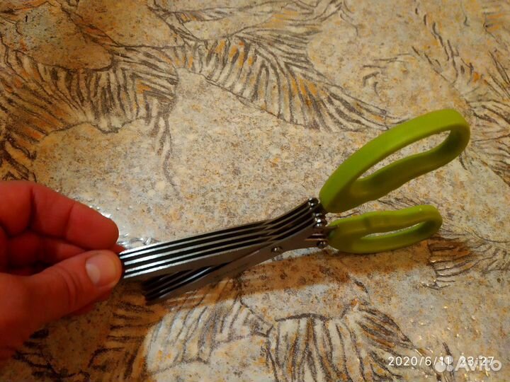 Ножницы для удобной и быстрой нарезки зелени в сал