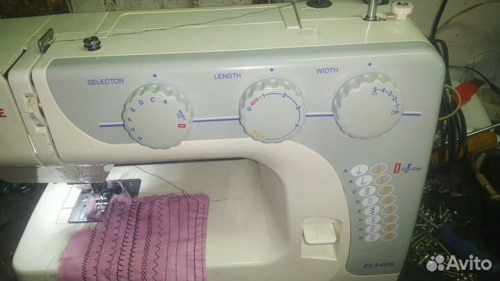 Швейная машина Janome шьёт