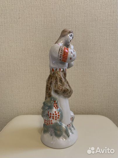 Фарфоровая статуэтка 