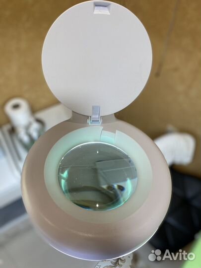 Лампа лупа в идеальном состоянии. новая
