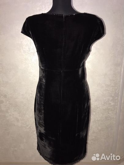 Платье бархатное с вышивкой