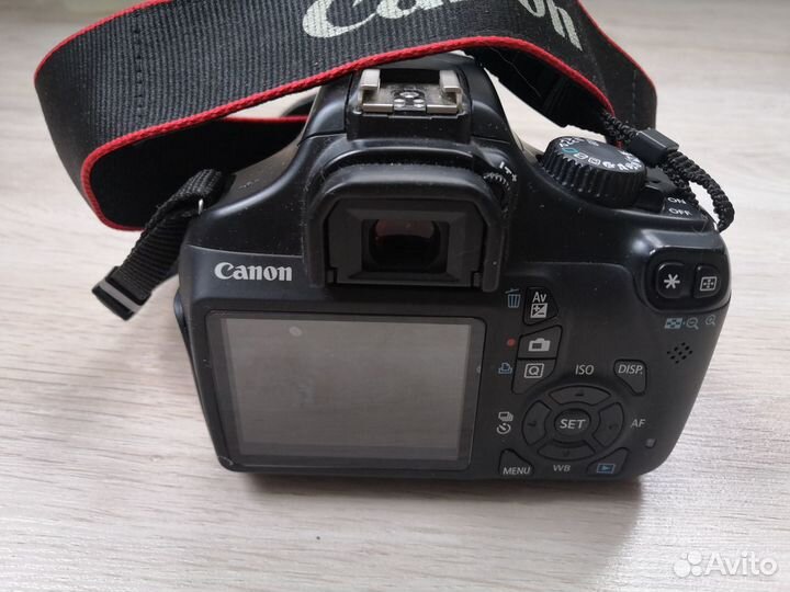 Зеркальный фотоаппарат Canon 1100D