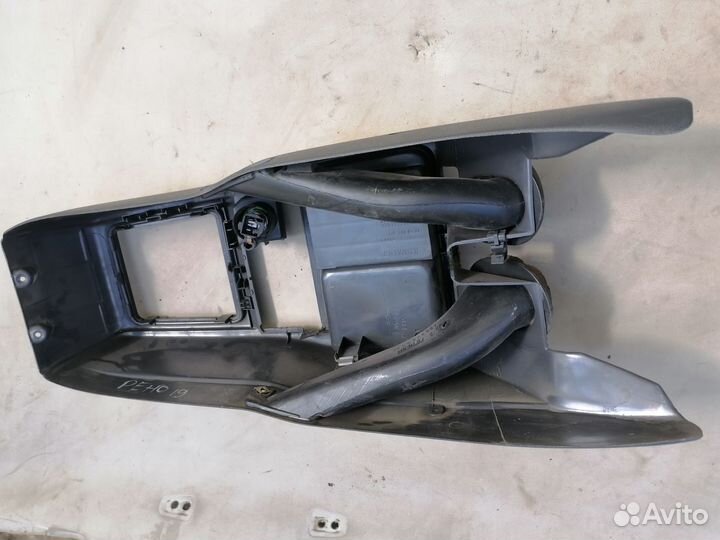 Консоль центральная с прикуриват. Renault 19 1998