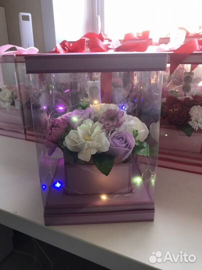 Цветы с гирляндой в аквариуме