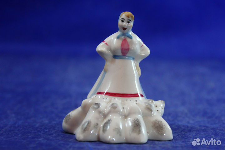 Фарфоровая статуэтка миниатюра Свинарка девушка ко