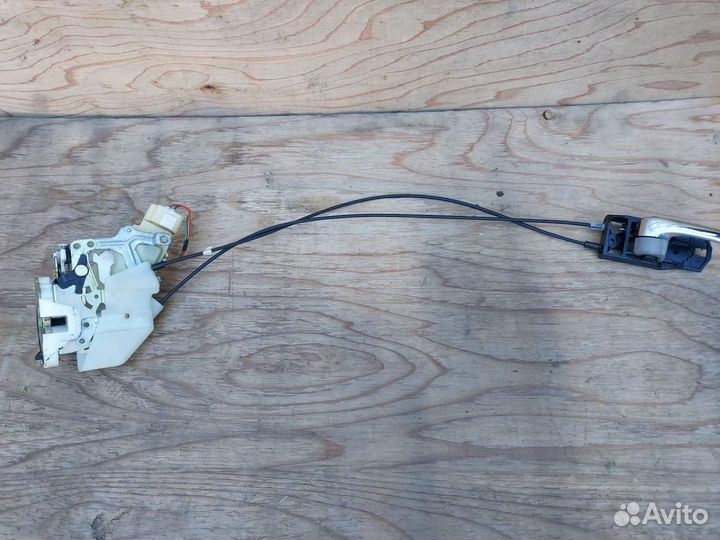 Замок двери задней правой Toyota Prius NHW10