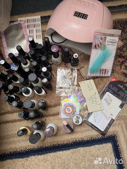 Лампа и гели для ногтей