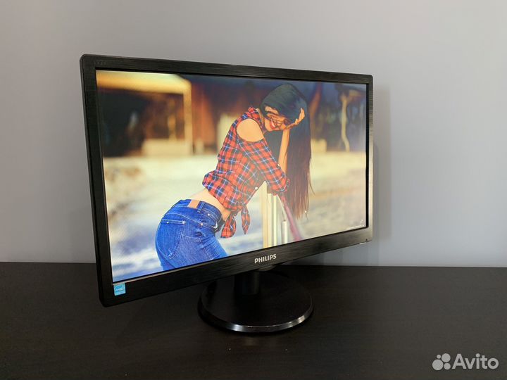 Монитор Philips 19 дюймов полный комплект