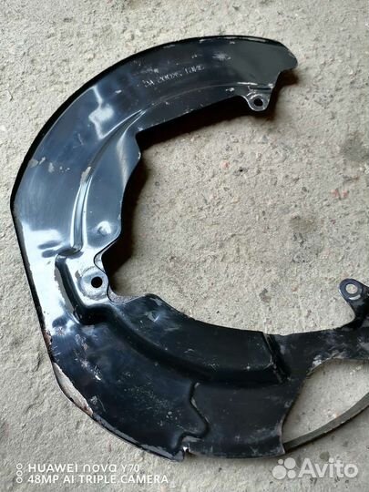 Передний левый шит тормозного диска Мазда 3бк