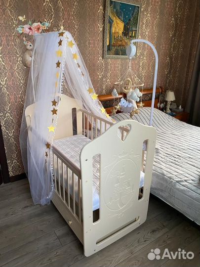 Кроватка детская с маятником