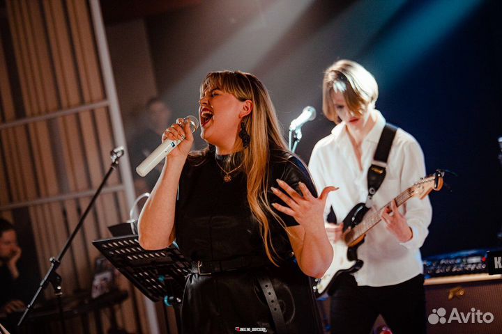 Певица, диджей, дискотека