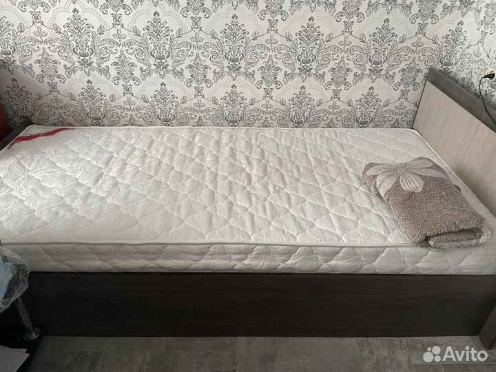 Компьютерный стол и кровать в хорошем состоянии