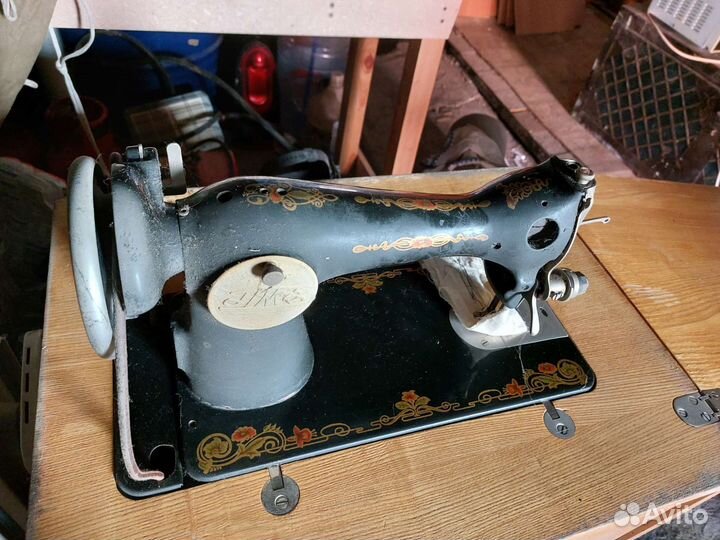 Швейная машинка в столе