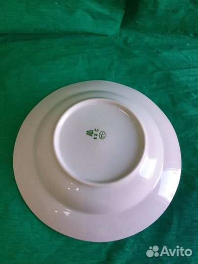 Фарфоровая тарелка с рисунком лебедь советская