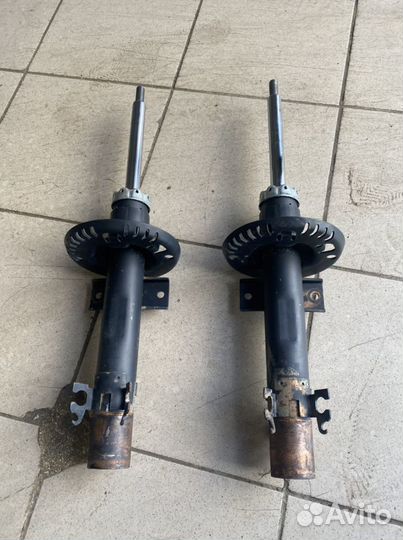 Продам передние амортизаторы на фольксваген поло